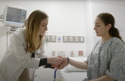 Кодирование Аквилонг в Симферополе Врач держит пациентку за руку