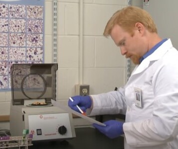Клиника лечения наркозависимости в Симферополе Врач в кабинете клиники